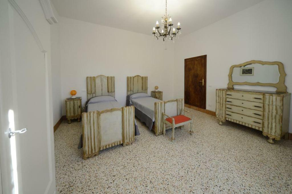 La Vecchia Cantina Guzzardi Lari Exterior foto